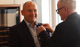 Thomas Härle heftet Carsten Schuhmann die Präsidentenadel an