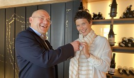 Carsten Schumann, nun Past-Präsident, heftet seiner Nachfolgerin Susanne Hinzen die Präsidentennadel an 