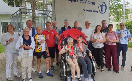 Alle Beteiligten freuen sich über die neue Rikscha